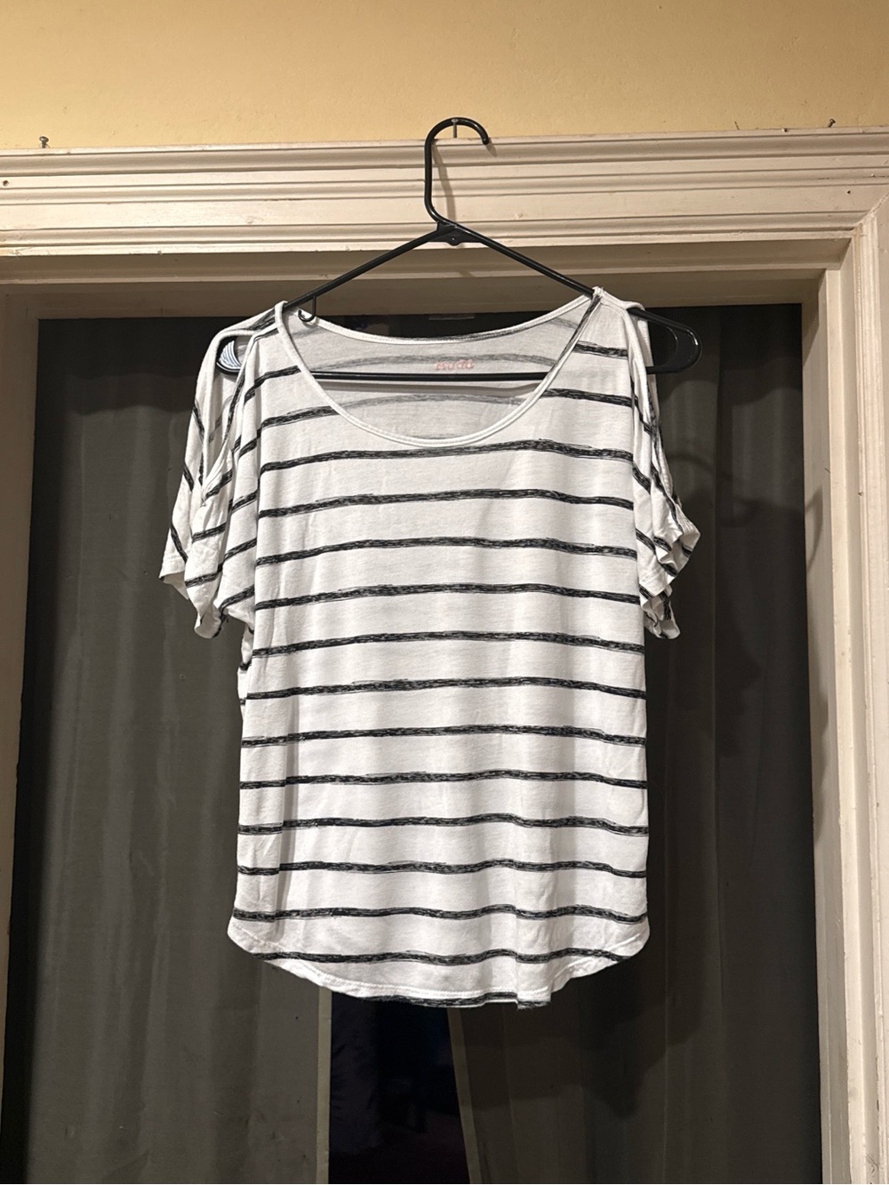 Mudd White Short-Sleeve Cold-Shoulder Striped Tee